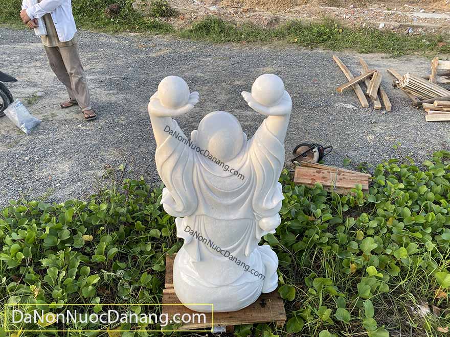 Tượng Phật Di Lặc đứng giơ hai tay bằng đá trắng Non Nước